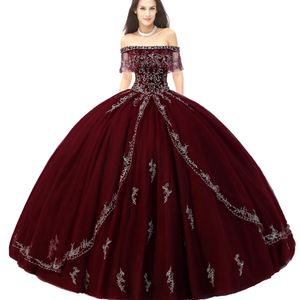 Bedövning Scalloped Tulle Collar Skimrande Swirling Broderi med Silver Beading Burgundy Quinceanera Klänning Flickor 15th Födelsedagklänning