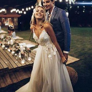 Lorie Boho bröllopsklänning 2019 Appliqued med blommor Tulle A-Line Sexig Backless Beach Bride Dress Bröllopsklänning