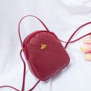 Sommarkvinna mode liten läderväska linggra mini ryggsäck mjukt läder metallbiet dekoration ut mobiltelefonpåse