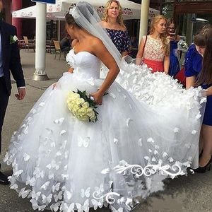 Hübsche Schmetterlings-Hochzeitskleider, 3D-Blumenapplikationen, herzförmiges Ballkleid, ärmellos, Garten, lange Brautkleider, Plus-Size-Korsett-Hochzeitskleid