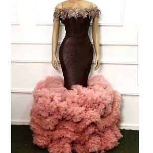 Ruffles Mermaid Prom Klänningar Av Skulder Tiered Blush Rosa Bottom Lace Appliques Aftonklänning Afrikansk Robe de Soiree