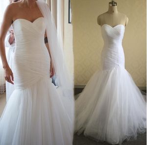 2021シンプルプリーツチュールマーメイドのウェディングドレス恋人ストラップレスガーデンチャペルブライダルガウンホワイトアイボリー長い花嫁のドレス