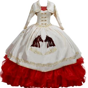 Mexikanisches Quinceanera-Kleid, trägerloses baskisches Mieder, Medaillenmedaillons, Stickerei, Champagner- und Gold-Sweet-16-Kleid mit Blearo-Jacke mit langen Ärmeln