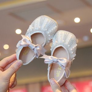 ガールレザーボウノットプリンセスシューズ2022スプリング新しい韓国の子供靴ダイヤモンド秋の非滑り止め靴の女の子