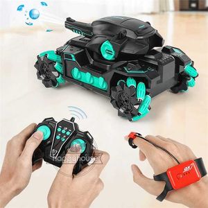 Carro armato telecomandato per bambini Bomba d'acqua Giocattolo elettrico Gesto di controllo Auto multiplayer Veicolo RC 220119