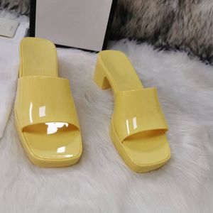 Cool Color Thick Heeled tofflor Summer Women's Präglade brev Logo Dekorativa sandaler Miljövänligt självhäftande Material Soft High Heel