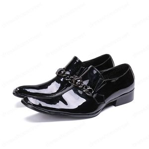 새로운 패션 특허 가죽 남성 사무실 정장 파티 정장 구두에 대형 크리스탈 체인 뾰족한 발가락 슬립 신발