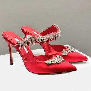 밀의 패션 귀 굽 여자 샌들 최고 품질의 새틴 크리스탈 버클 장식 신발 디자이너 대형 슬리퍼 웨딩 디너 파티 샌들 4-11 상자 포함