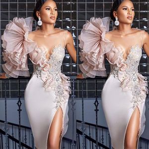 Designer prom klänningar rodna rosa sjöjungfru pärlor sida slits elastiska satin ruffles kristaller juvel hals illusion kväll fest klänningar 403