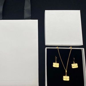 Designer halsband uppsättning örhängen för kvinnor Luxurys designers guldväska halsband brev örhängen mode jewerly gåva med charm d2202181z