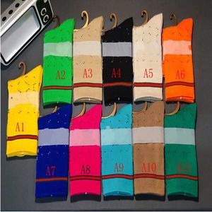 Mode frauen Socken Hohe Stretch Mittelrohr Socken Trendy Straße Sport Baumwolle Brief Socken Damen Warme Kostenloser Versand