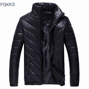 Fgkks أزياء العلامة التجارية الشتاء الرجال سترة سترة جديدة الرجال الصلبة إبقاء الدافئة سترة جاكي عارضة أسفل سترة الذكور 201123