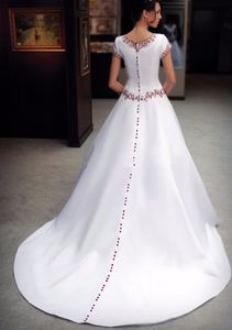 Vintage White and Red Stain Wedding Dresses 2022 Two Tone Lace broderiknappar Cap Hylsa Brudklänning Vestidos de Novia273x