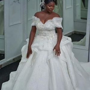Plus storlek boll klänning bröllopsklänningar spets applique utanför axel afrikanska brudklänningar tiered ruffles spets upp vestido de novia