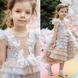 Hi Lo Princesa Floristas Vestidos Jewel em camadas de tule Primeira Comunhão vestido sem mangas Feather Lace Applique Custom Made Crianças Vestido Pageant