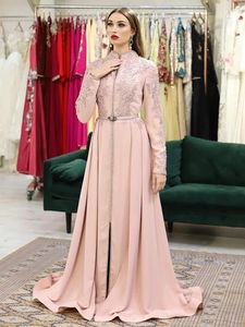 Marokański Caftan Satin Suknie wieczorowe Dusty Rose Koronki Formalne Długie Rękawy Wysokiej szyi Prom Party Suknie Elegancka Aplikowana Sukienka Celebrity
