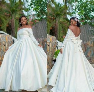 African Off Spalla maniche lunghe Abiti da sposa con papillon Sweep Treno Backless Satin A Line Bridal Gowns Vestidos de Novia