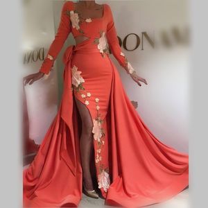 Coral Ovewrskirts Suknie Wieczorowe Pełne Rękawy Kwiatowe Aplikacje High Side Split Syrenka Prom Dress Kobiety Suknie Cutaway Strony Robe de Soiree