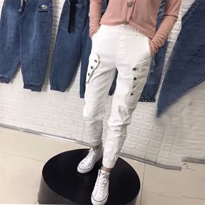 2020 vår sommar korea mode kvinnor elastisk midja vit jeans knapp design lös avslappnad denim harem byxor plus storlek LJ201030