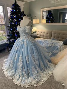 Abito da sposa da ballo con applicazioni sull'orlo alto in pizzo e spalle scoperte, maniche corte, colore blu baby, sogno romantico