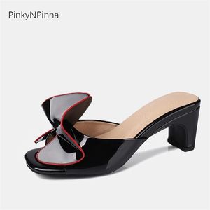 Sommer Frauen Patent Leder Hausschuhe Pantoletten Schmetterling Knoten Modernes Design Chunk High Heels Peep Toe Damen Kleid Flip Flops Y200423 GAI GAI GAI