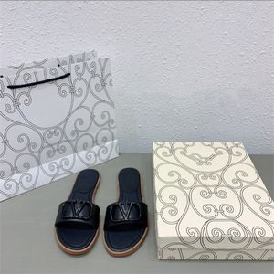 2022 verão cadeia de moda decoração sandálias femininas Couro para desgastar ao ar livre flip flip flops