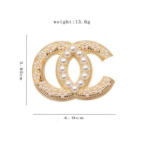 Lüks kadın tasarımcı marka mektubu broşlar 18k altın kaplama kristal rhinestone mücevher broş cazibesi inci pin 19style evlen düğün partisi aşk hediyesi tt