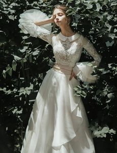 Vintage Romance Långärmad En Linje Bröllopsklänning För Bride Lace Appliques Beaded Flare Sleeves Golvlängd Trädgård Bröllop Klänningar Rustik Land Bröllopsklänning