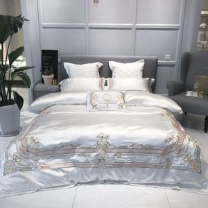 Europe Premium Chic Broderi Vit Lyxig sängkläder 4 / 7st Silk Satin Quilt Duvet Cover Ultra Soft Bomull Bed Sheet Queen King T200706