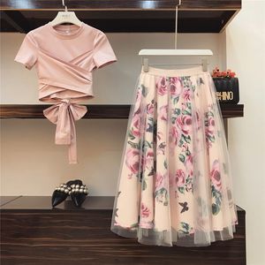 2020 Sommar Elegant Rosa 2 Piece Set Kvinnor Söt Bowknot Oregelbundet Crop Top Cotton T-Shirt + Mesh Floral Tulle Långkjolar Suits T200702