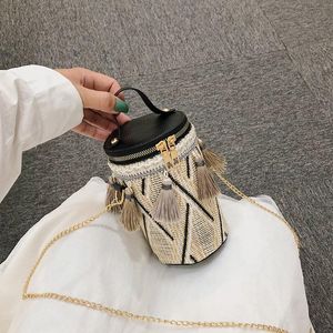 Marca de Verão 2021 Nova Bolsa de Alta Qualidade Saco De Palha Mulher Saco Redondo Tote Mão Anel de Metal Tassel Chain Ombro Chain