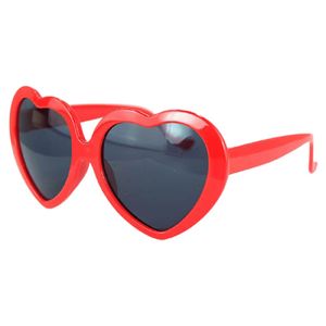 Hübsche Kinder-Designer-Sonnenbrille mit großem Herzrahmen und UV400-Schutzgläsern. Niedliche Brillen für Jungen und Mädchen