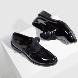 Vendita calda donne degli appartamenti Scarpe in pelle verniciata di modo mocassini neri Nastro Casual Shoes Oxford per Office 2020 signore Nuovo Autunno Elegan abito