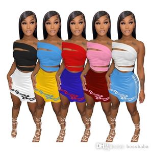 Sexiga kvinnors tvådelar Dress Designer 2023 Summer Kontrast Färg One Shoulder Top Short Kirt Suit Bandage Style Nightclub Dresses
