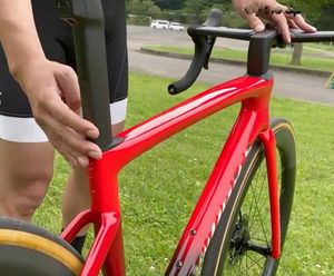 Telaio per bici da strada in fibra di carbonio personalizzato 2022 rivestimento più recente lucido / opaco 700C telaio per bicicletta in carbonio ultraleggero nave EMS