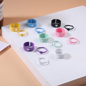Set di anelli aperti con stelle di vernice spray in metallo colorato alla moda per le donne Anello con nocche dipinto a mano color caramello