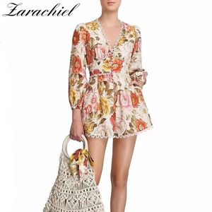 Czechy Kwiatowy Drukowane Patchwork Koronki Wykończenia Kombinezony 2020 Letnie Kobiety Sexy V-Neck Lampion Rękaw Wysokowy Talia Romper Playsuit T200704