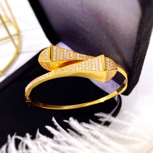 Классическая алмазная манжета браслеты 18K позолоченные браслеты браслеты очарование женская любовь ювелирные изделия подарок почет bijoux аксессуары с мешочками оптом