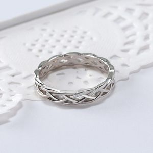 Astknoten-Zopfring aus Silber und Roségold. Ringe für Männer und Frauen, Modeschmuck und sandiges Geschenk