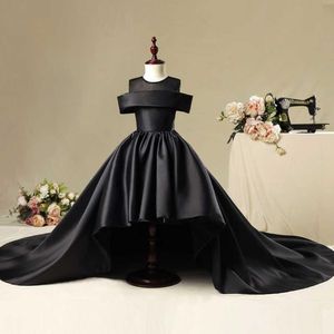 wholesale Schwarze Festzugskleider für Mädchen, formelles, individuelles Blumenmädchenkleid im neuen Stil mit Hofschleppe