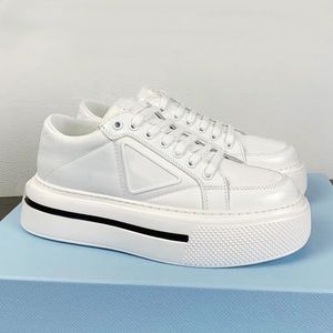 2022 primavera e verão novo fundo grosso combinando com cores de pão sapatos femininos com cadarço cano alto pequeno branco sapatos esportivos casuais MKJL0002