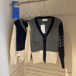 Lagerkläder Höst Ny högskolestil Four Bar V-Neck Strikkad Cardigan Kvinnors Kontrastfärg Splicing Tun Långärmad Sweater Sale Online_A38G