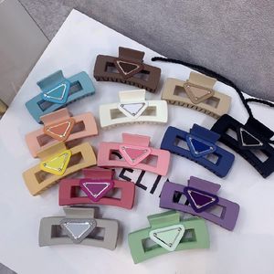 18color Luxury Designer Letters Inverted Triangle Acrylic Hair Clamps Women Square Geometric Crab Hairs Clip Hairpin Simple Shark Clips Head Accessories
