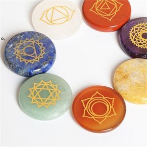 Dekorativa Objekt Figuriner Naturlig uppsättning 7 Chakra Ädelstenar Metall Symboler Typ av Crystal Stone Palm Rock Rune Heminredning RRF13046