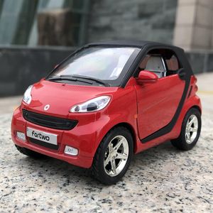 1:32 Smart Fortwo Alloy Diecast Fordonsbilmodell Dra tillbaka bil med ljudljus Kid Presentbilar Leksaker för barn LJ200930