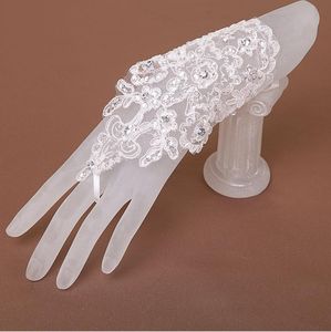 Şık dantel aplike kısa düğün eldivenleri kadınlar için parmaksız eldivenler Beyaz Fildişi Boncuklu Luva de Noiva Gelin Aksesuarları Al7312W