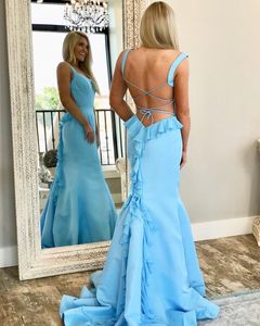 Jasnoniebieski satyna szyfonowa sukienka syrenka z ruffles 2021 Scoop Open Back Criss Cross Formalne kobiety wieczorowe suknie nowego stylu tanie plus