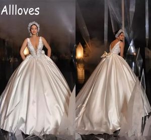 Vintage Satin Dubai Arabiska Ball Gown Bröllopsklänningar Sexig Deep V Neck Lace Appliques Beaded Bridal Dresses Backless Court Tåg Plus Storlek Vestidos de Novia CL0080