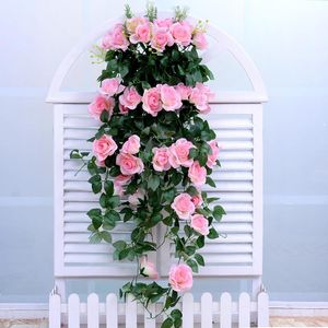 Simulação de tecido não tecida Rose Holding Vine Artificial Fake Flower Plant Holding Basket Sala de estar Decoração de varanda