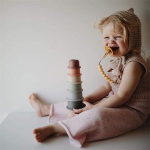 ベビースタッキングカップのおもちゃ赤ちゃんのおもちゃ0-12ヶ月スタックカップタワービルディングブロック早期教育教育玩具子供用ギフトLJ201124